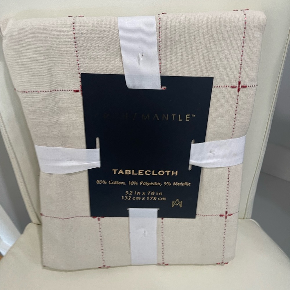 Arch Mantle Beige/Sparkly Red Stripe Oblong Tablecloth